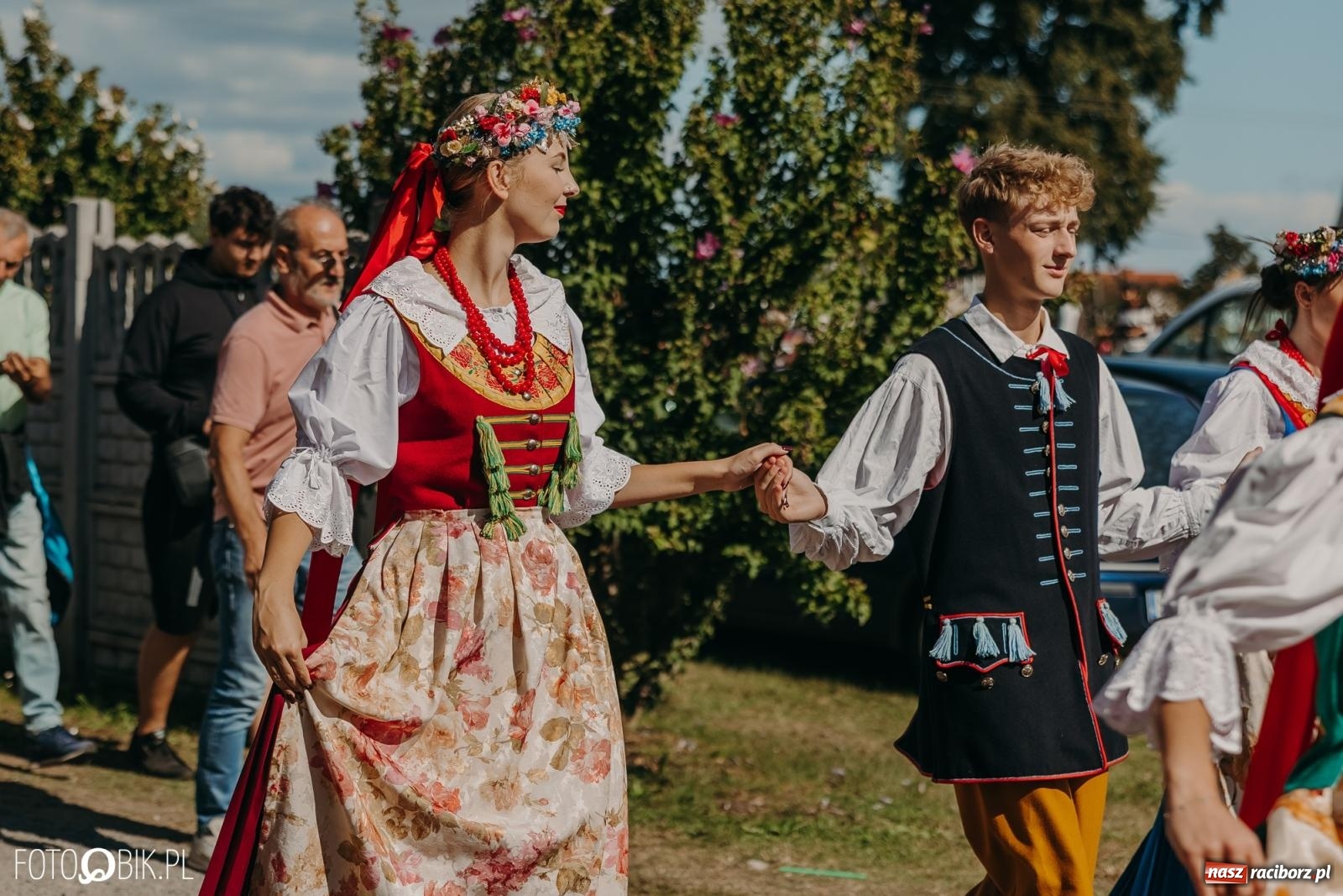 Zdjęcie w galerii na portalu naszraciborz.pl: Bieńkowice pokazały, że na śląskiej wsi potrafią się bawić. Korowód pełen humoru i nowoczesnych maszyn wiadomości z regionu