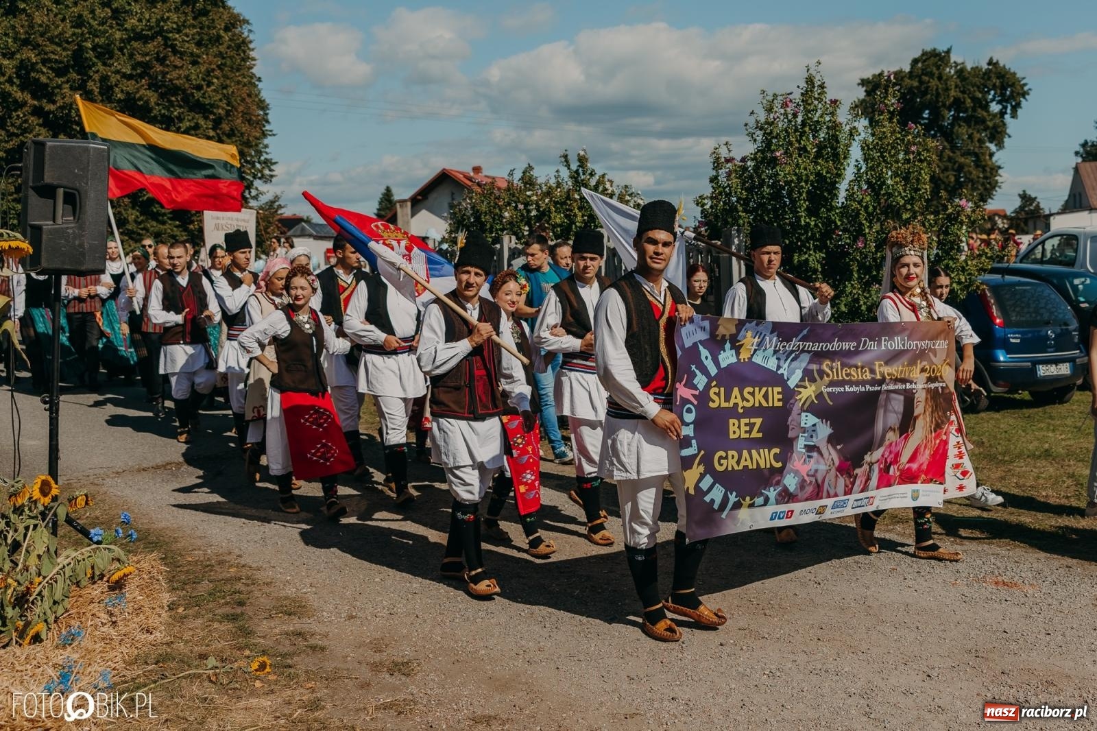 Zdjęcie w galerii na portalu naszraciborz.pl: Bieńkowice pokazały, że na śląskiej wsi potrafią się bawić. Korowód pełen humoru i nowoczesnych maszyn wiadomości z regionu