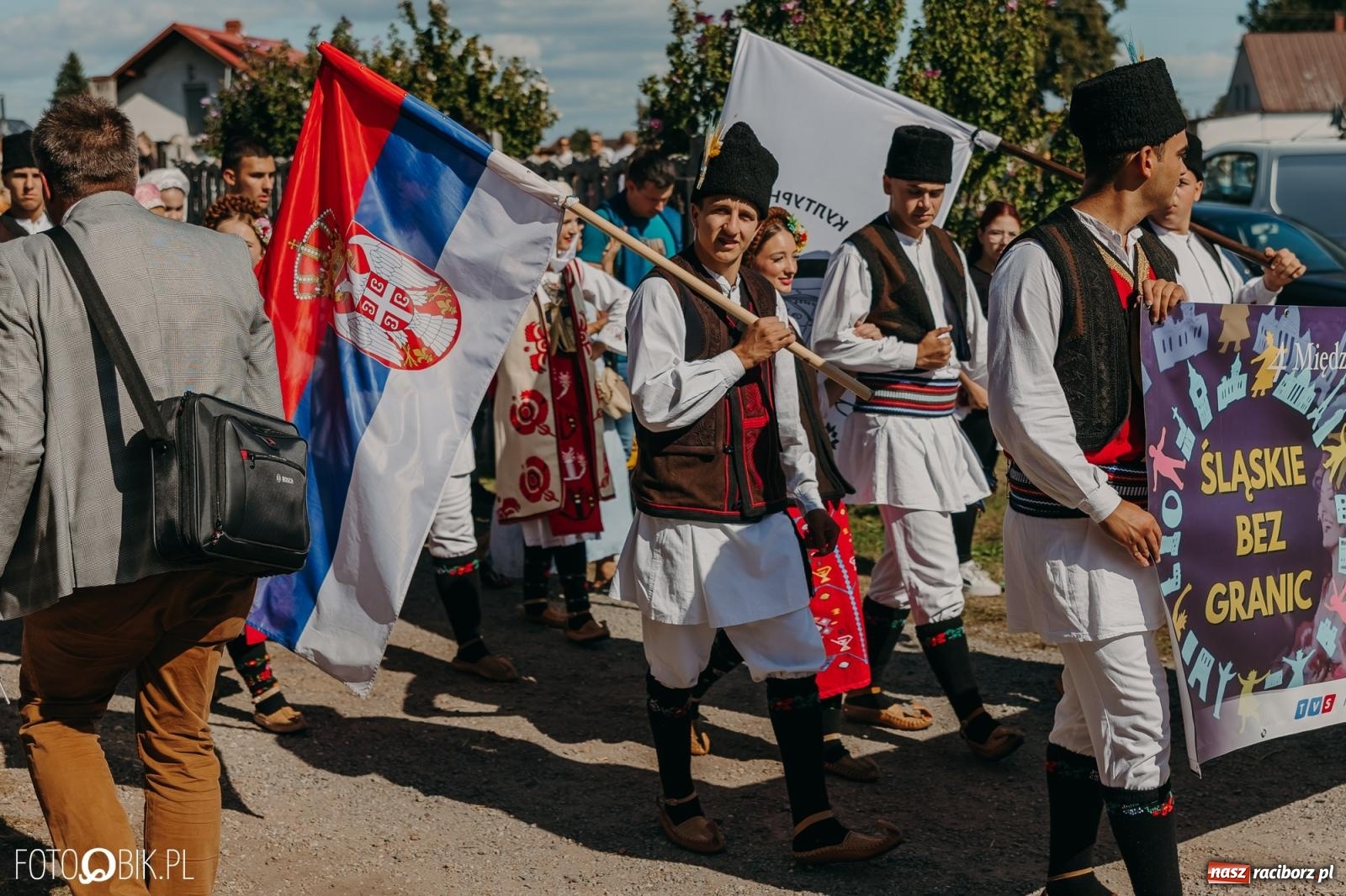 Zdjęcie w galerii na portalu naszraciborz.pl: Bieńkowice pokazały, że na śląskiej wsi potrafią się bawić. Korowód pełen humoru i nowoczesnych maszyn wiadomości z regionu