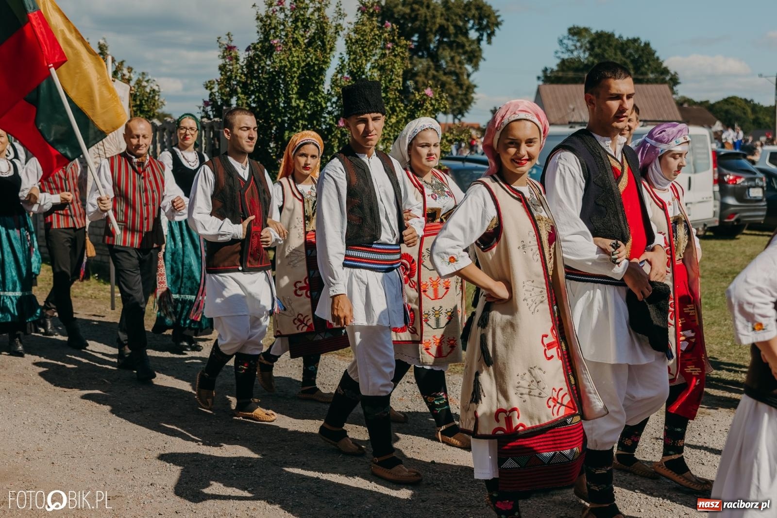 Zdjęcie w galerii na portalu naszraciborz.pl: Bieńkowice pokazały, że na śląskiej wsi potrafią się bawić. Korowód pełen humoru i nowoczesnych maszyn wiadomości z regionu
