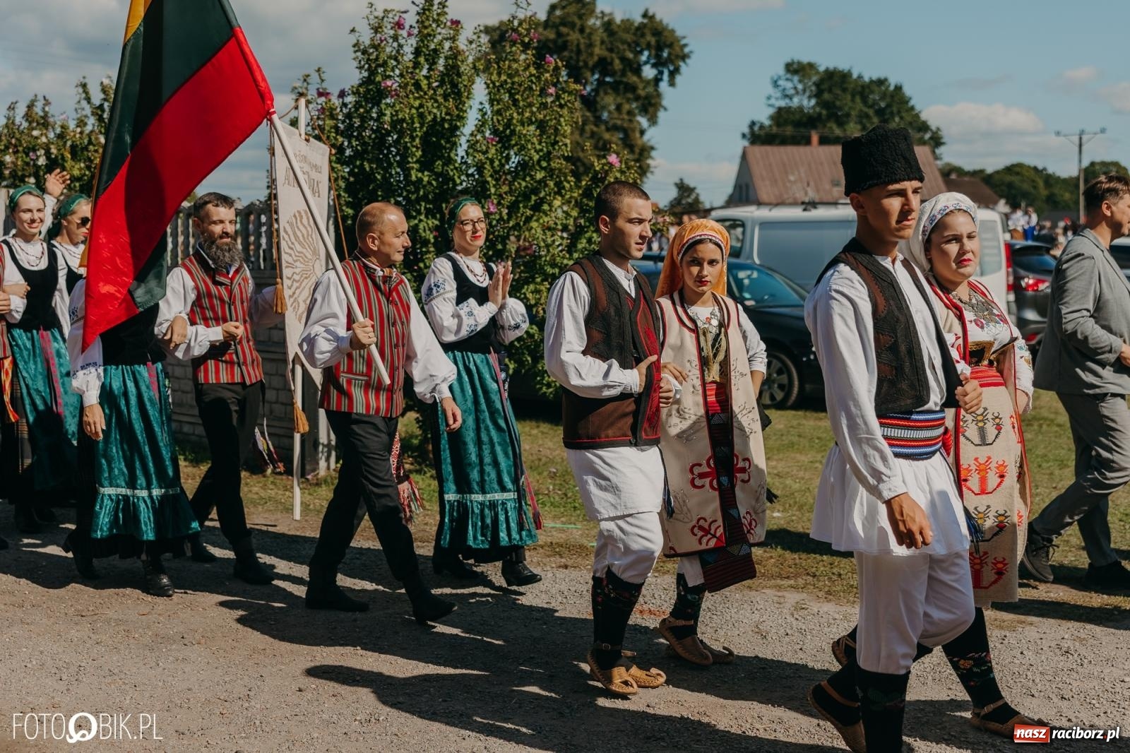 Zdjęcie w galerii na portalu naszraciborz.pl: Bieńkowice pokazały, że na śląskiej wsi potrafią się bawić. Korowód pełen humoru i nowoczesnych maszyn wiadomości z regionu