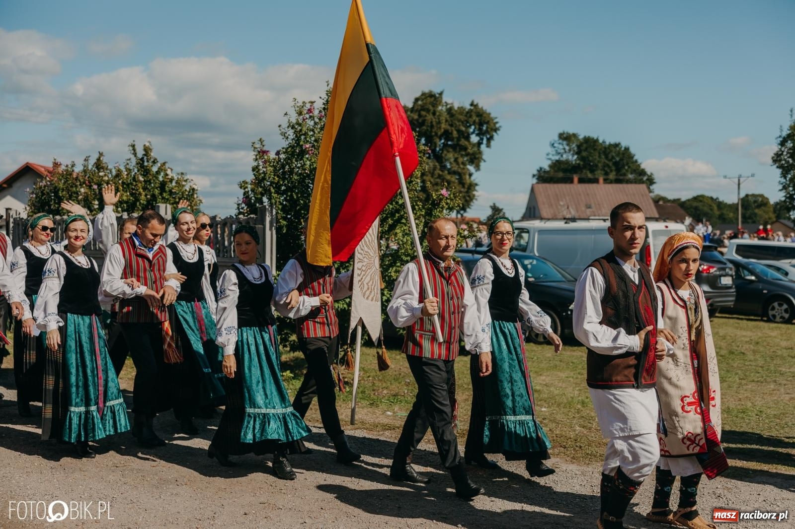 Zdjęcie w galerii na portalu naszraciborz.pl: Bieńkowice pokazały, że na śląskiej wsi potrafią się bawić. Korowód pełen humoru i nowoczesnych maszyn wiadomości z regionu
