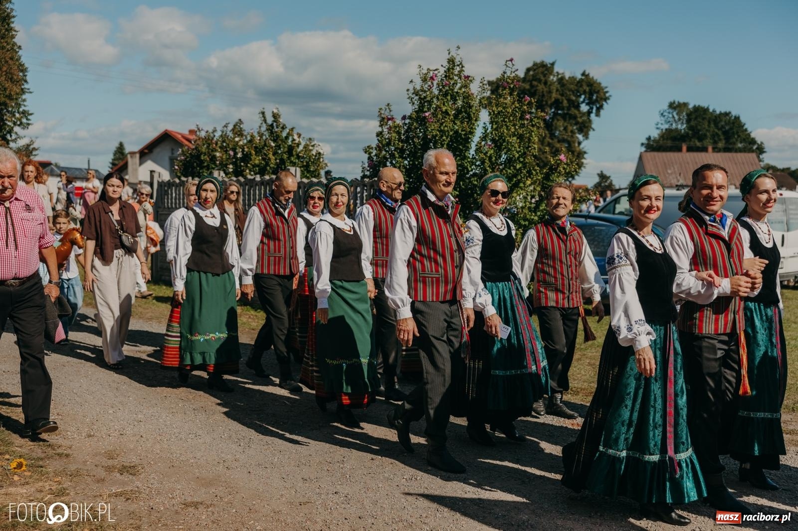 Zdjęcie w galerii na portalu naszraciborz.pl: Bieńkowice pokazały, że na śląskiej wsi potrafią się bawić. Korowód pełen humoru i nowoczesnych maszyn wiadomości z regionu