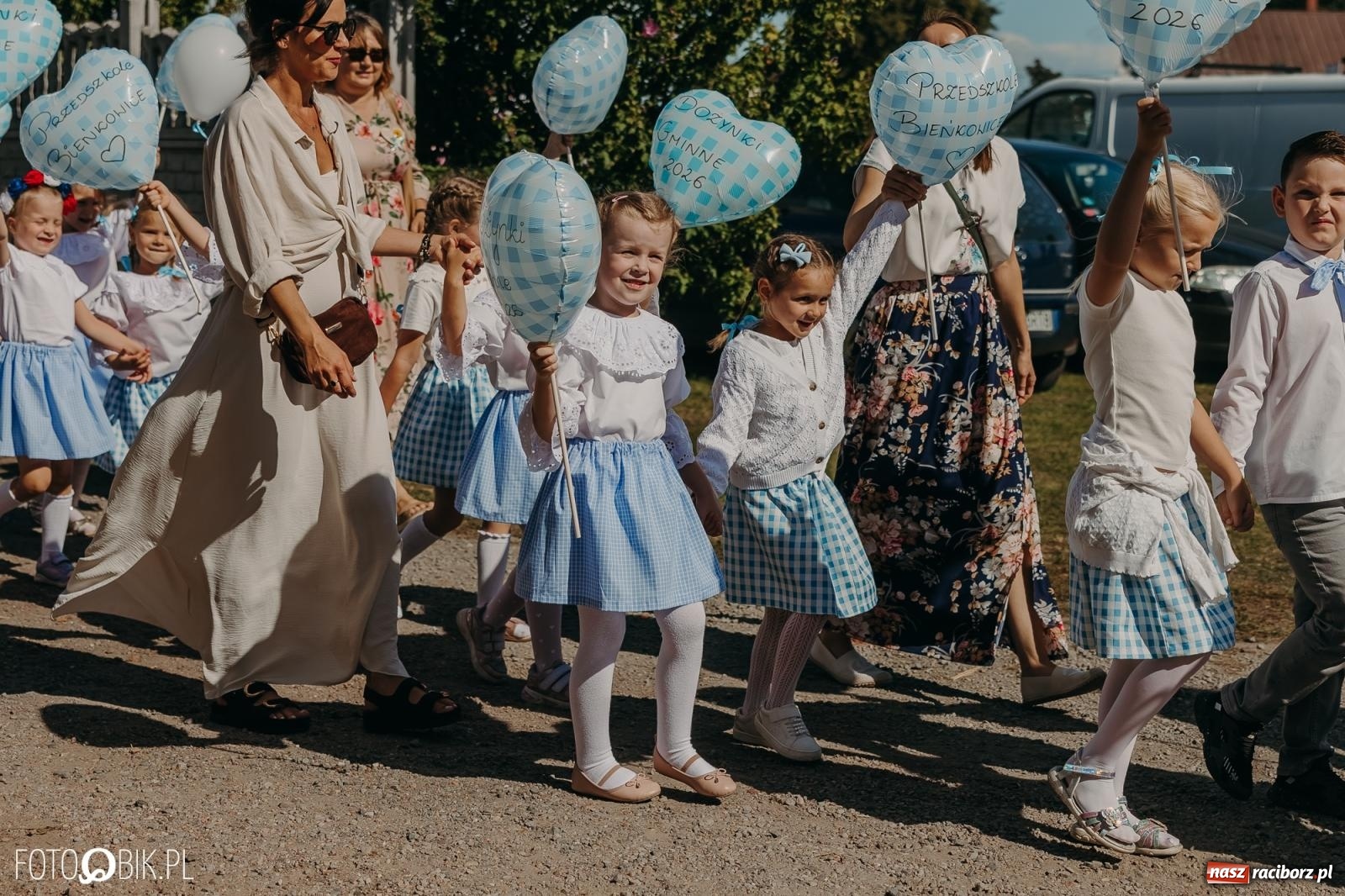 Zdjęcie w galerii na portalu naszraciborz.pl: Bieńkowice pokazały, że na śląskiej wsi potrafią się bawić. Korowód pełen humoru i nowoczesnych maszyn wiadomości z regionu
