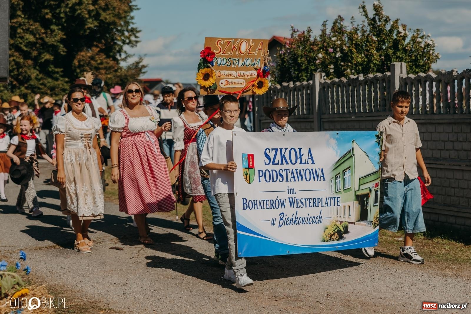 Zdjęcie w galerii na portalu naszraciborz.pl: Bieńkowice pokazały, że na śląskiej wsi potrafią się bawić. Korowód pełen humoru i nowoczesnych maszyn wiadomości z regionu