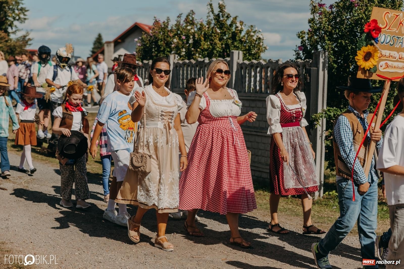 Zdjęcie w galerii na portalu naszraciborz.pl: Bieńkowice pokazały, że na śląskiej wsi potrafią się bawić. Korowód pełen humoru i nowoczesnych maszyn wiadomości z regionu