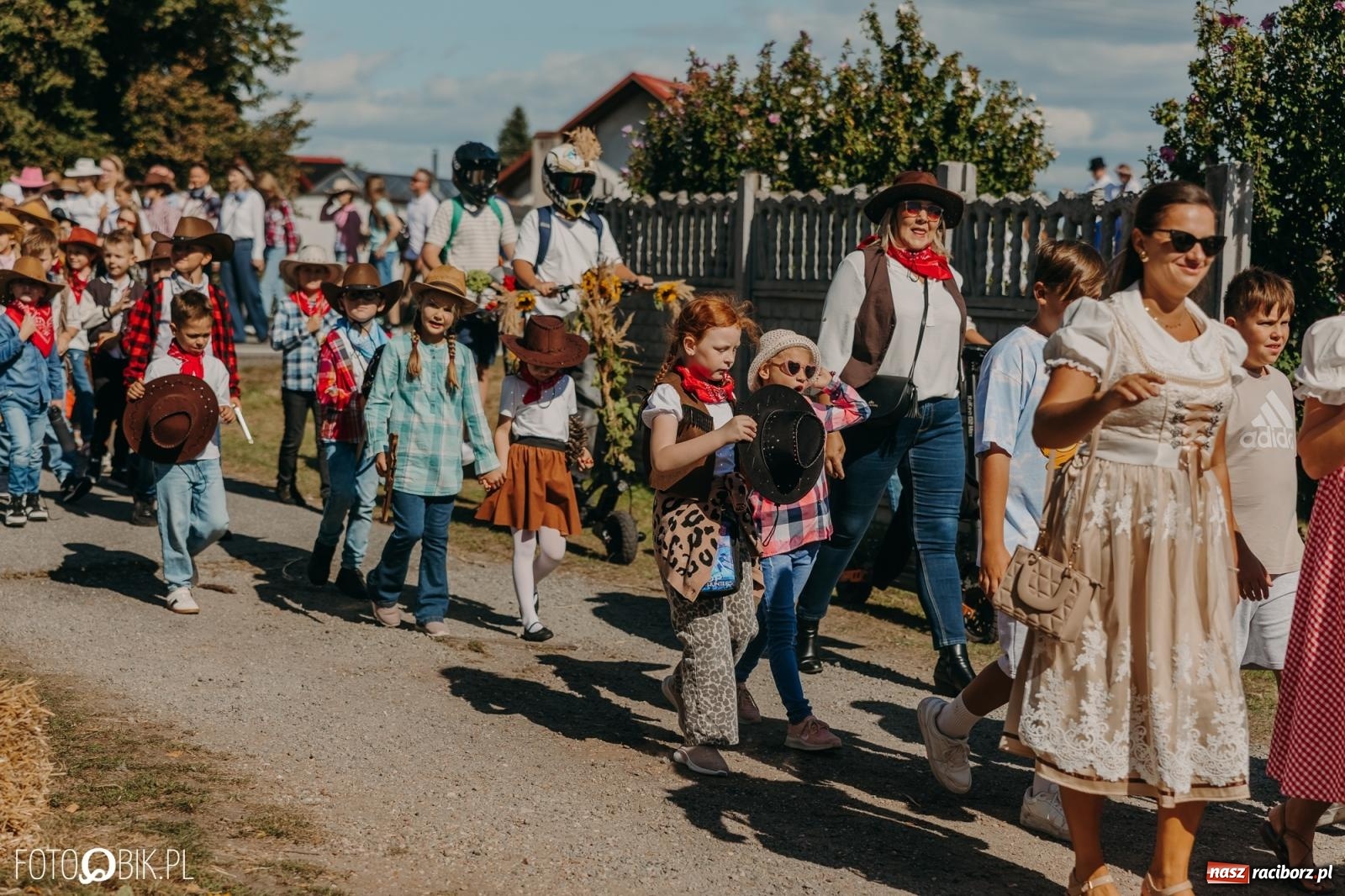 Zdjęcie w galerii na portalu naszraciborz.pl: Bieńkowice pokazały, że na śląskiej wsi potrafią się bawić. Korowód pełen humoru i nowoczesnych maszyn wiadomości z regionu