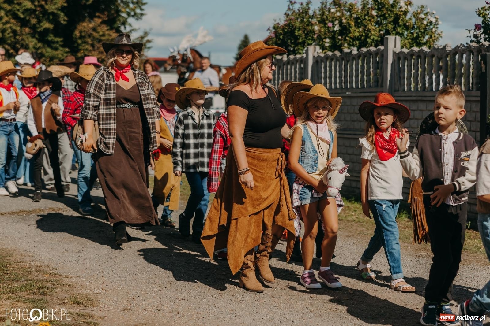 Zdjęcie w galerii na portalu naszraciborz.pl: Bieńkowice pokazały, że na śląskiej wsi potrafią się bawić. Korowód pełen humoru i nowoczesnych maszyn wiadomości z regionu