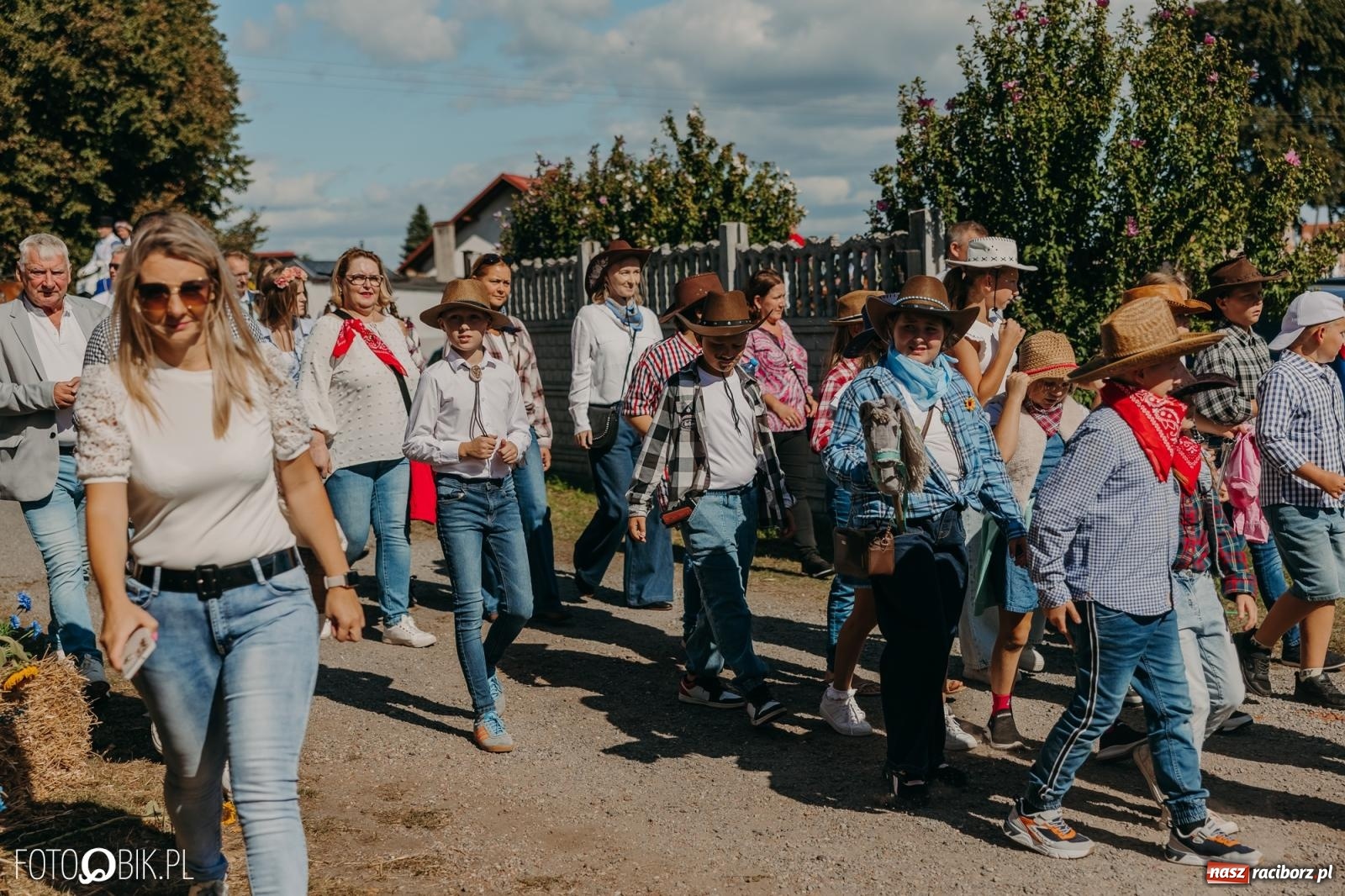 Zdjęcie w galerii na portalu naszraciborz.pl: Bieńkowice pokazały, że na śląskiej wsi potrafią się bawić. Korowód pełen humoru i nowoczesnych maszyn wiadomości z regionu