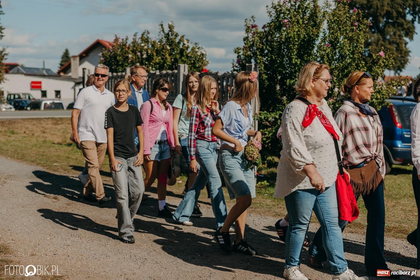 Zdjęcie w galerii na portalu naszraciborz.pl: Bieńkowice pokazały, że na śląskiej wsi potrafią się bawić. Korowód pełen humoru i nowoczesnych maszyn wiadomości z regionu