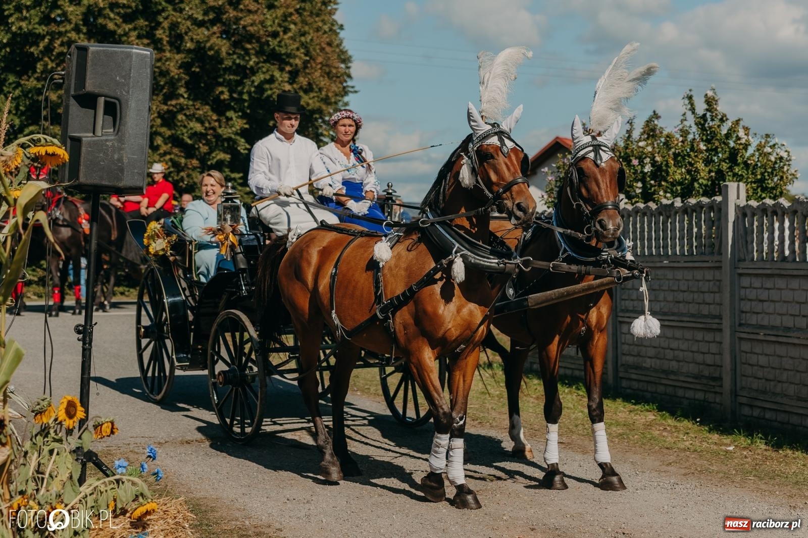 Zdjęcie w galerii na portalu naszraciborz.pl: Bieńkowice pokazały, że na śląskiej wsi potrafią się bawić. Korowód pełen humoru i nowoczesnych maszyn wiadomości z regionu