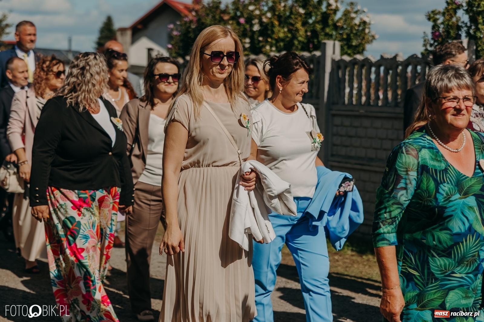 Zdjęcie w galerii na portalu naszraciborz.pl: Bieńkowice pokazały, że na śląskiej wsi potrafią się bawić. Korowód pełen humoru i nowoczesnych maszyn wiadomości z regionu