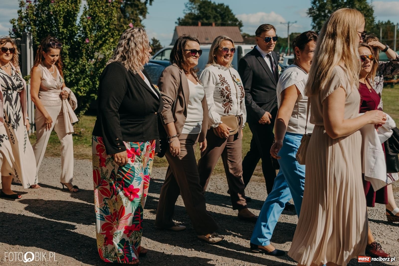 Zdjęcie w galerii na portalu naszraciborz.pl: Bieńkowice pokazały, że na śląskiej wsi potrafią się bawić. Korowód pełen humoru i nowoczesnych maszyn wiadomości z regionu
