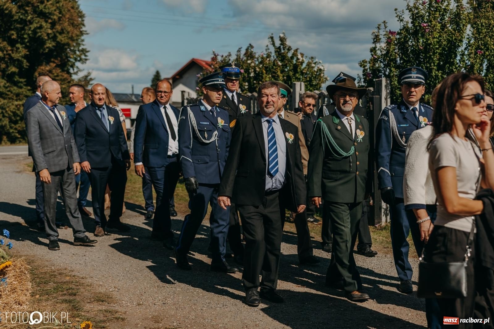 Zdjęcie w galerii na portalu naszraciborz.pl: Bieńkowice pokazały, że na śląskiej wsi potrafią się bawić. Korowód pełen humoru i nowoczesnych maszyn wiadomości z regionu
