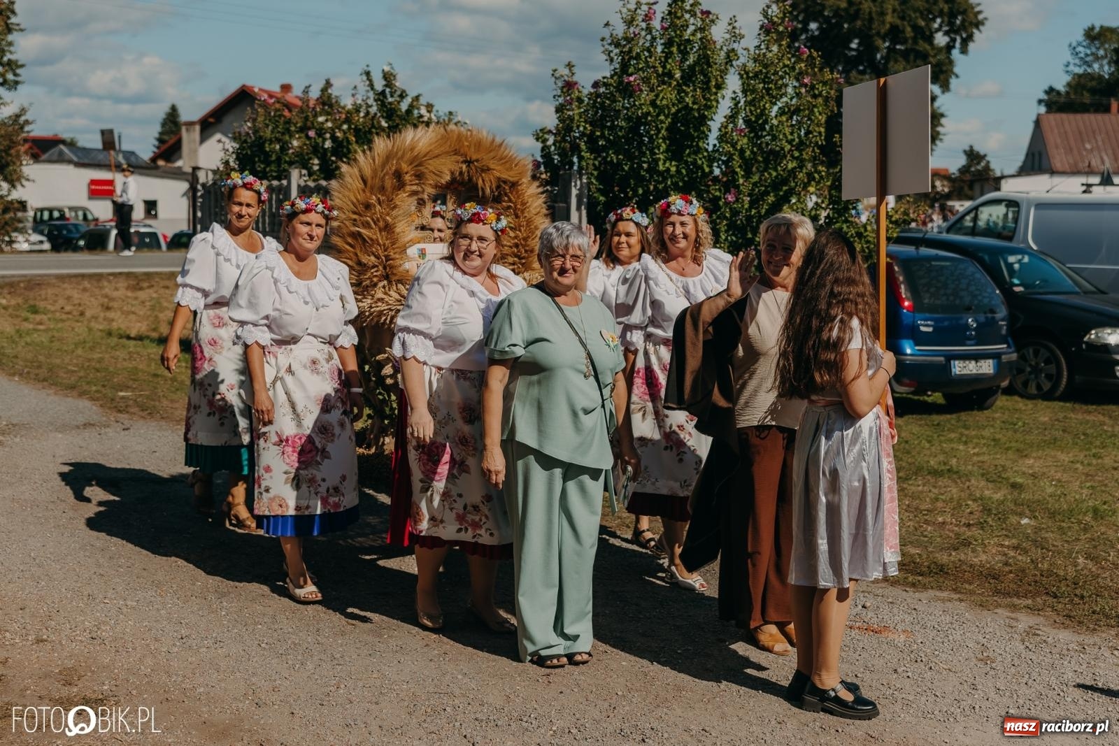 Zdjęcie w galerii na portalu naszraciborz.pl: Bieńkowice pokazały, że na śląskiej wsi potrafią się bawić. Korowód pełen humoru i nowoczesnych maszyn wiadomości z regionu