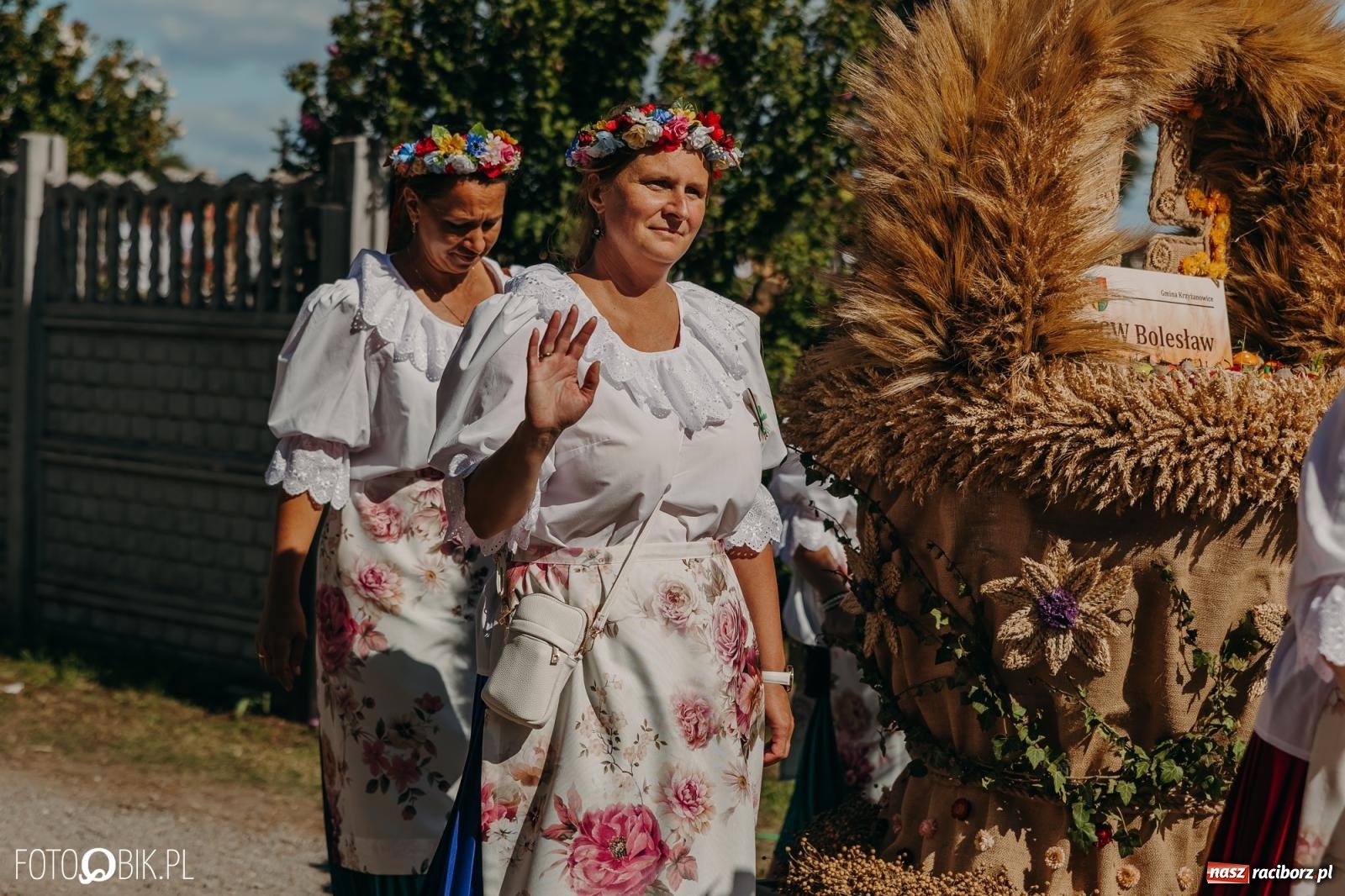 Zdjęcie w galerii na portalu naszraciborz.pl: Bieńkowice pokazały, że na śląskiej wsi potrafią się bawić. Korowód pełen humoru i nowoczesnych maszyn wiadomości z regionu