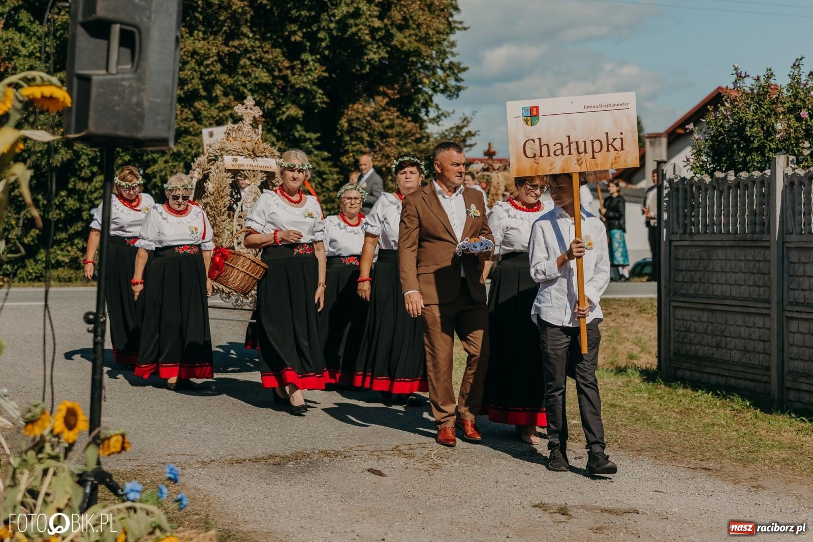 Zdjęcie w galerii na portalu naszraciborz.pl: Bieńkowice pokazały, że na śląskiej wsi potrafią się bawić. Korowód pełen humoru i nowoczesnych maszyn wiadomości z regionu