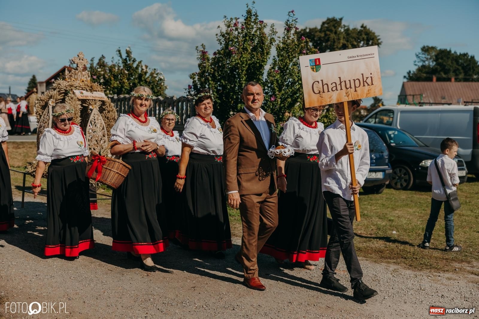 Zdjęcie w galerii na portalu naszraciborz.pl: Bieńkowice pokazały, że na śląskiej wsi potrafią się bawić. Korowód pełen humoru i nowoczesnych maszyn wiadomości z regionu