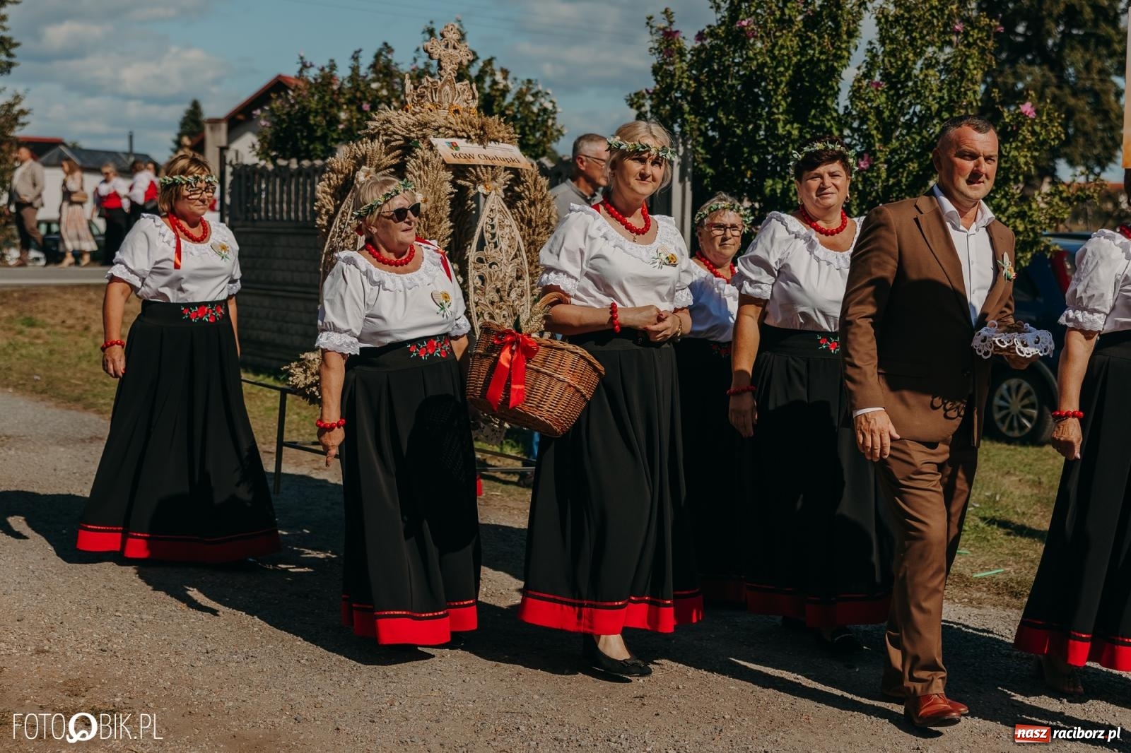 Zdjęcie w galerii na portalu naszraciborz.pl: Bieńkowice pokazały, że na śląskiej wsi potrafią się bawić. Korowód pełen humoru i nowoczesnych maszyn wiadomości z regionu