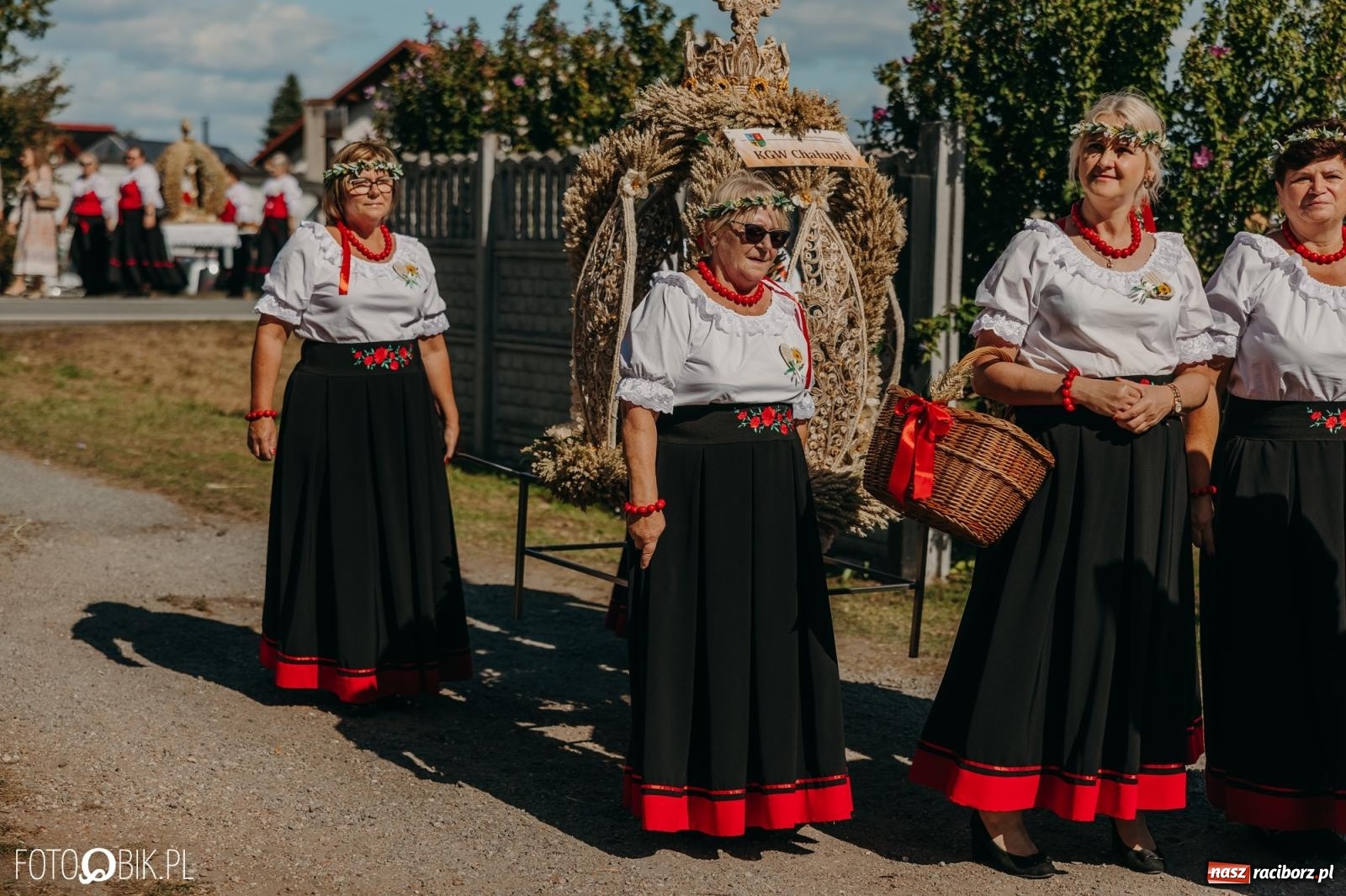 Zdjęcie w galerii na portalu naszraciborz.pl: Bieńkowice pokazały, że na śląskiej wsi potrafią się bawić. Korowód pełen humoru i nowoczesnych maszyn wiadomości z regionu