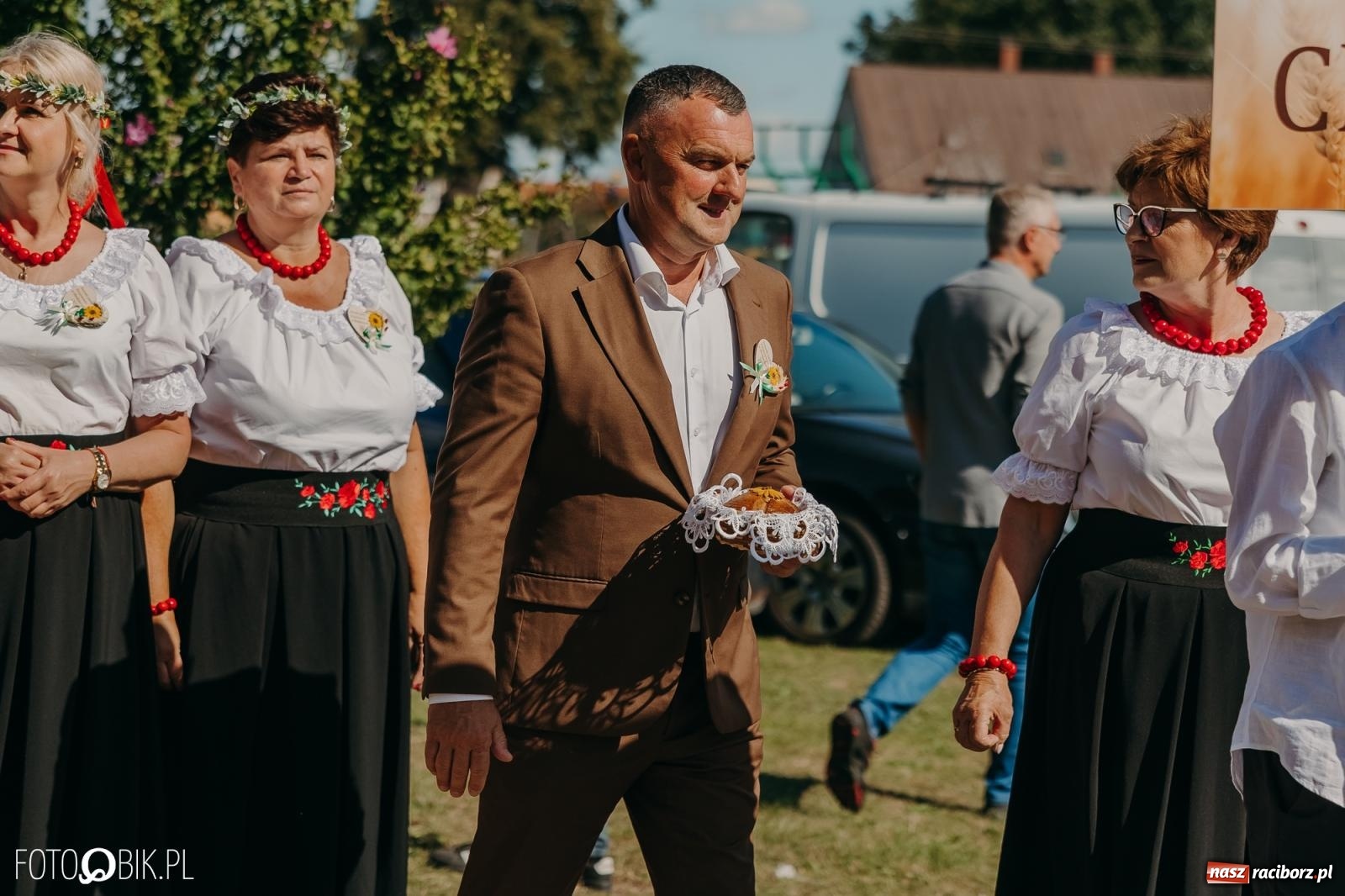 Zdjęcie w galerii na portalu naszraciborz.pl: Bieńkowice pokazały, że na śląskiej wsi potrafią się bawić. Korowód pełen humoru i nowoczesnych maszyn wiadomości z regionu