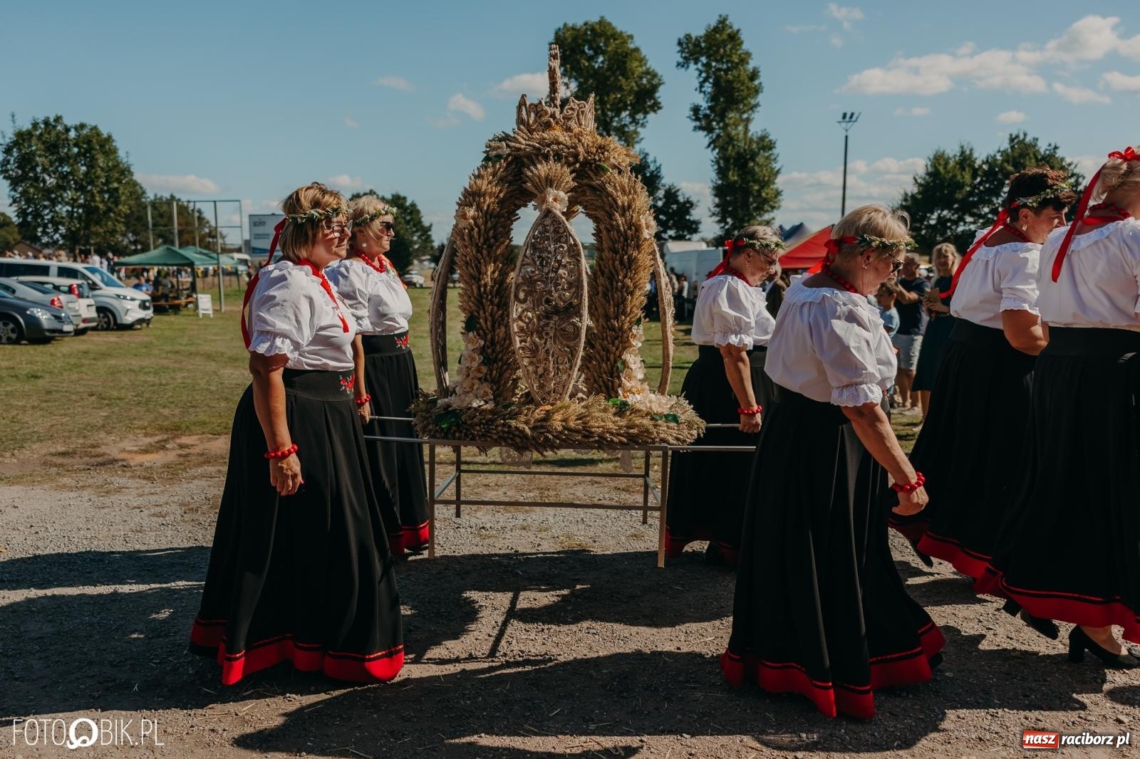 Zdjęcie w galerii na portalu naszraciborz.pl: Bieńkowice pokazały, że na śląskiej wsi potrafią się bawić. Korowód pełen humoru i nowoczesnych maszyn wiadomości z regionu