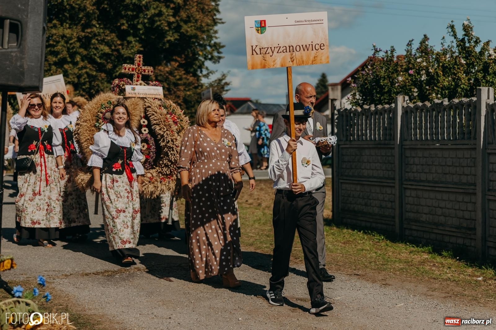 Zdjęcie w galerii na portalu naszraciborz.pl: Bieńkowice pokazały, że na śląskiej wsi potrafią się bawić. Korowód pełen humoru i nowoczesnych maszyn wiadomości z regionu