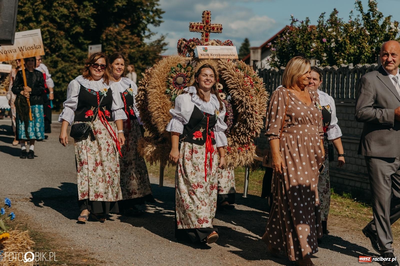 Zdjęcie w galerii na portalu naszraciborz.pl: Bieńkowice pokazały, że na śląskiej wsi potrafią się bawić. Korowód pełen humoru i nowoczesnych maszyn wiadomości z regionu