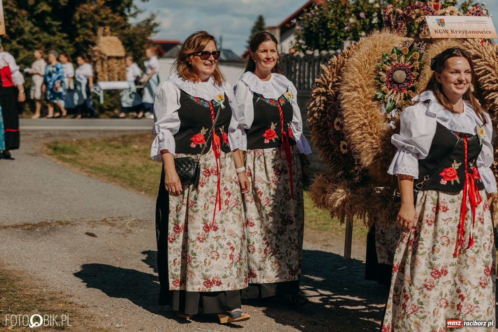 Zdjęcie w galerii na portalu naszraciborz.pl: Bieńkowice pokazały, że na śląskiej wsi potrafią się bawić. Korowód pełen humoru i nowoczesnych maszyn wiadomości z regionu