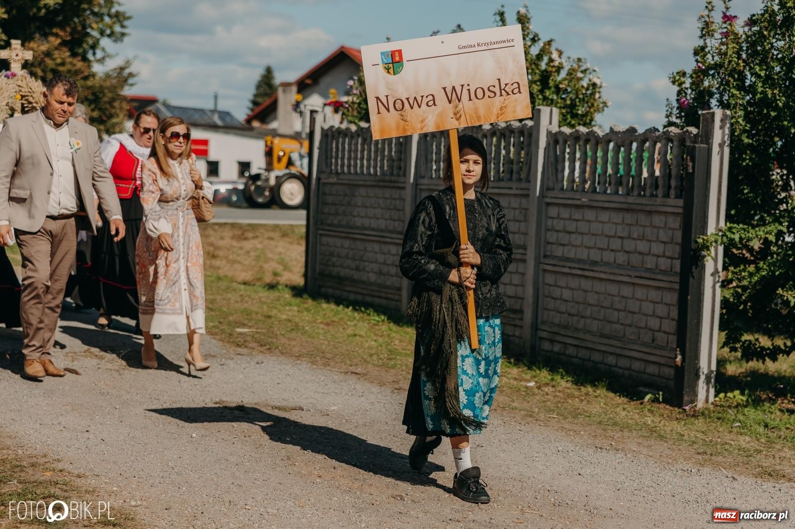 Zdjęcie w galerii na portalu naszraciborz.pl: Bieńkowice pokazały, że na śląskiej wsi potrafią się bawić. Korowód pełen humoru i nowoczesnych maszyn wiadomości z regionu