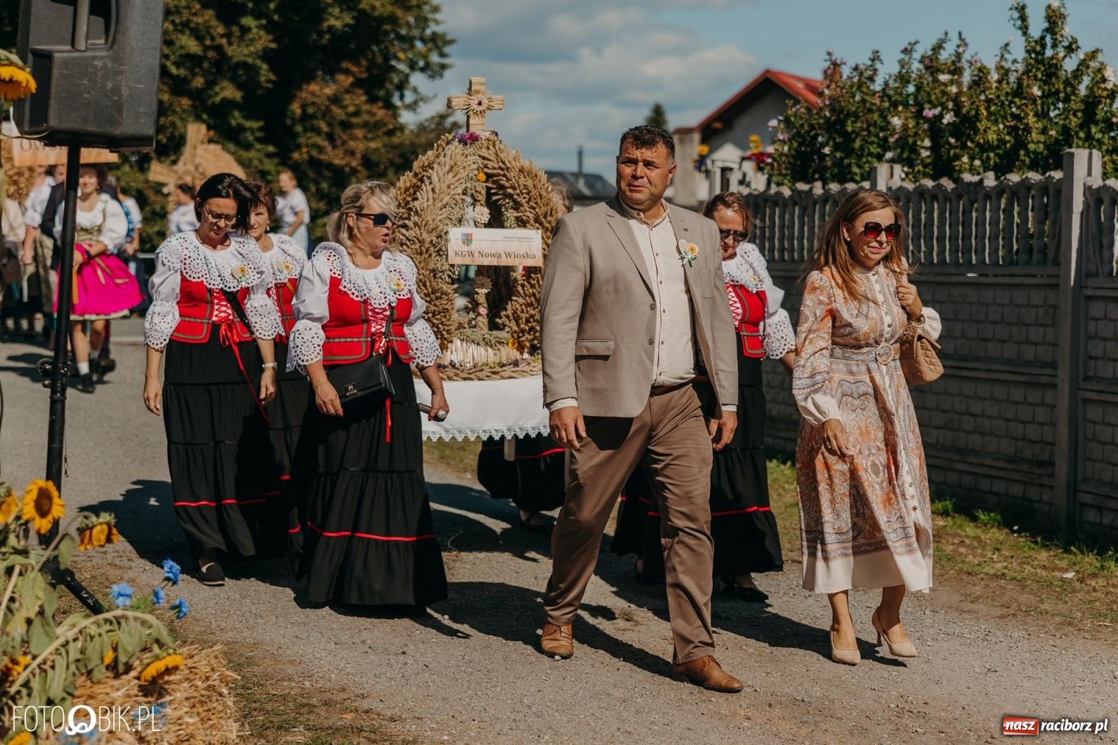 Zdjęcie w galerii na portalu naszraciborz.pl: Bieńkowice pokazały, że na śląskiej wsi potrafią się bawić. Korowód pełen humoru i nowoczesnych maszyn wiadomości z regionu