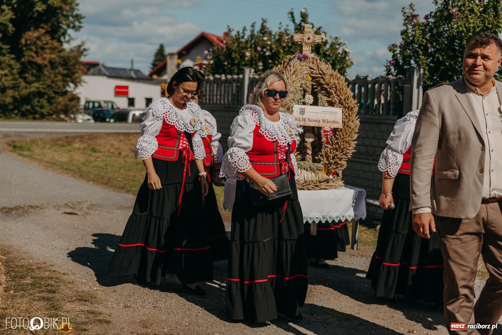 Zdjęcie w galerii na portalu naszraciborz.pl: Bieńkowice pokazały, że na śląskiej wsi potrafią się bawić. Korowód pełen humoru i nowoczesnych maszyn wiadomości z regionu
