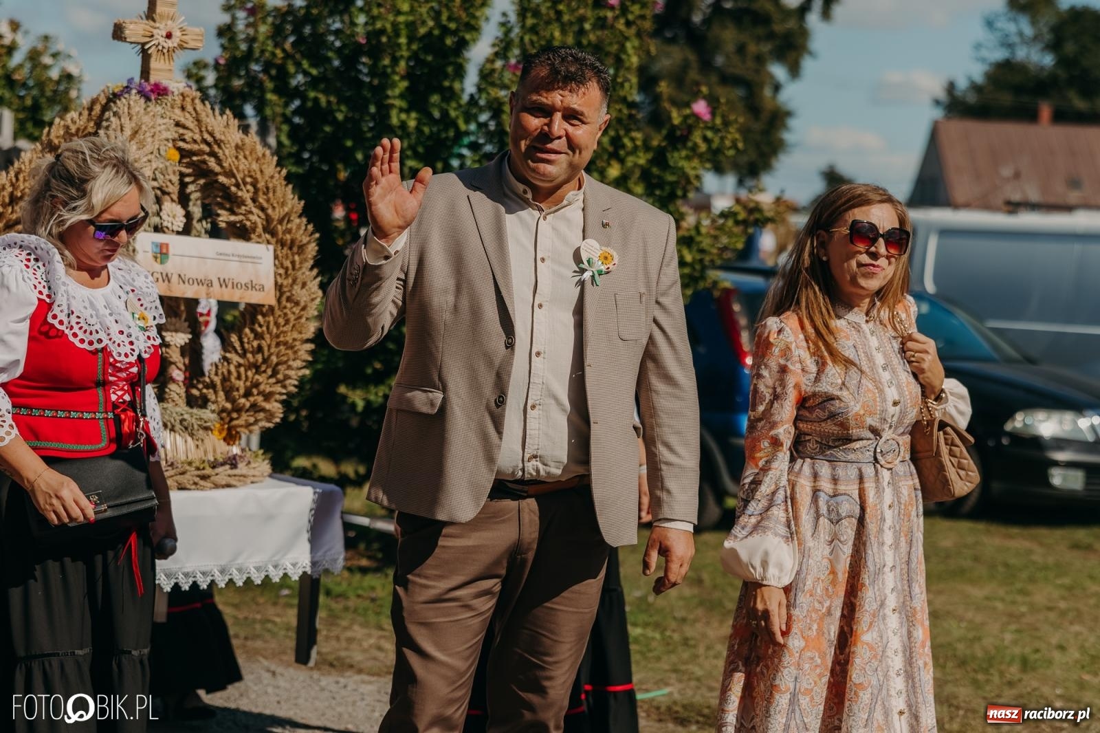 Zdjęcie w galerii na portalu naszraciborz.pl: Bieńkowice pokazały, że na śląskiej wsi potrafią się bawić. Korowód pełen humoru i nowoczesnych maszyn wiadomości z regionu