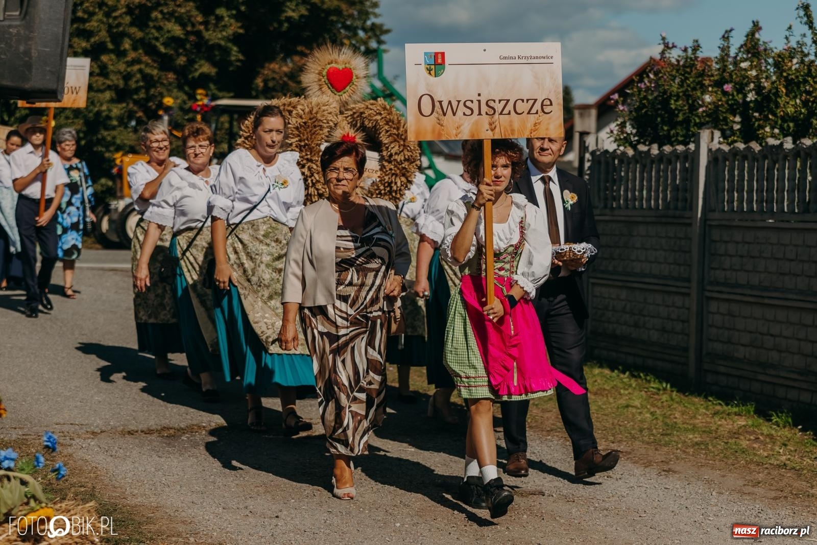 Zdjęcie w galerii na portalu naszraciborz.pl: Bieńkowice pokazały, że na śląskiej wsi potrafią się bawić. Korowód pełen humoru i nowoczesnych maszyn wiadomości z regionu