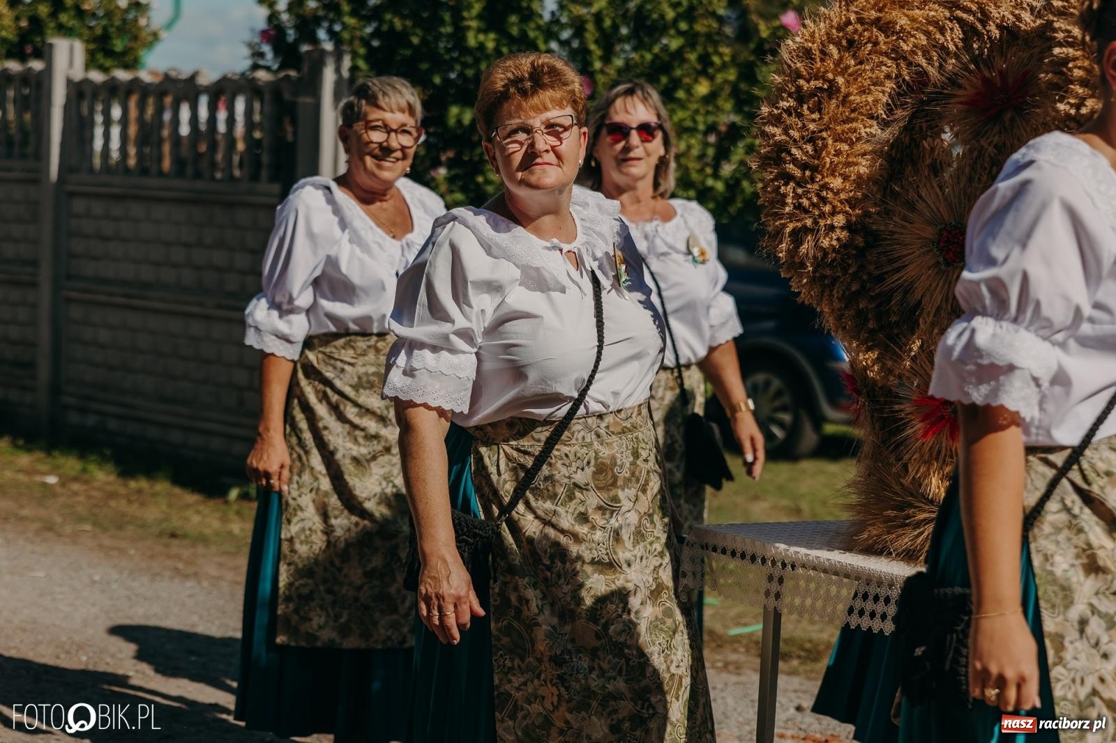 Zdjęcie w galerii na portalu naszraciborz.pl: Bieńkowice pokazały, że na śląskiej wsi potrafią się bawić. Korowód pełen humoru i nowoczesnych maszyn wiadomości z regionu