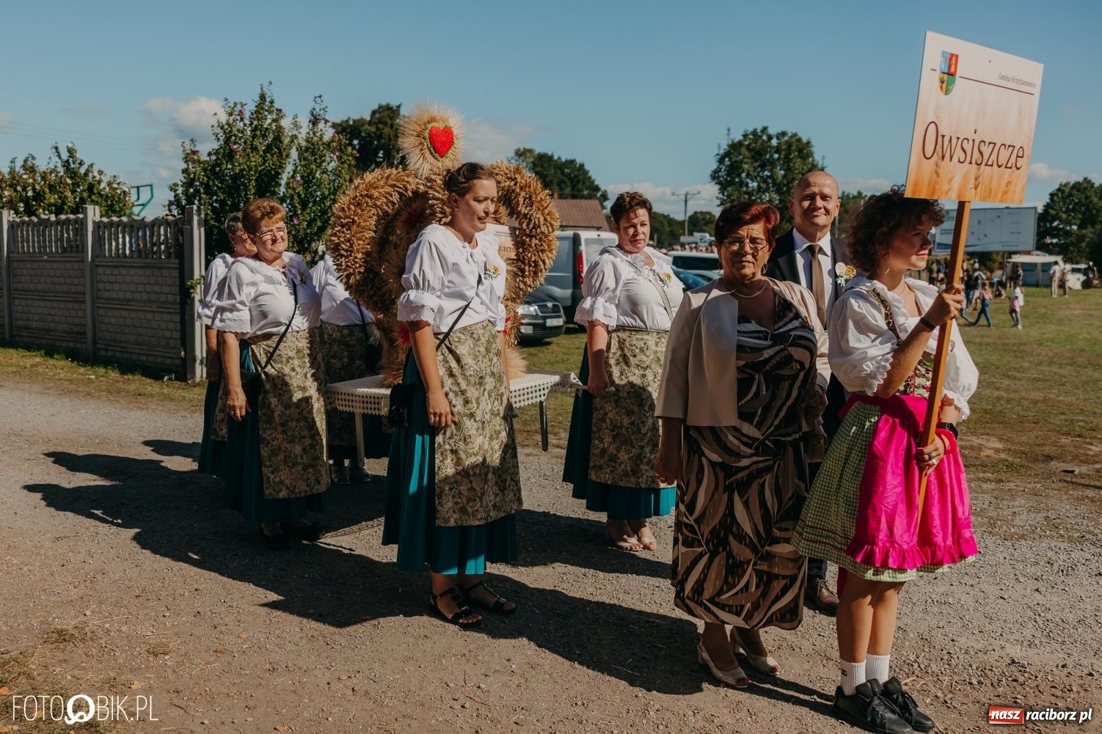 Zdjęcie w galerii na portalu naszraciborz.pl: Bieńkowice pokazały, że na śląskiej wsi potrafią się bawić. Korowód pełen humoru i nowoczesnych maszyn wiadomości z regionu