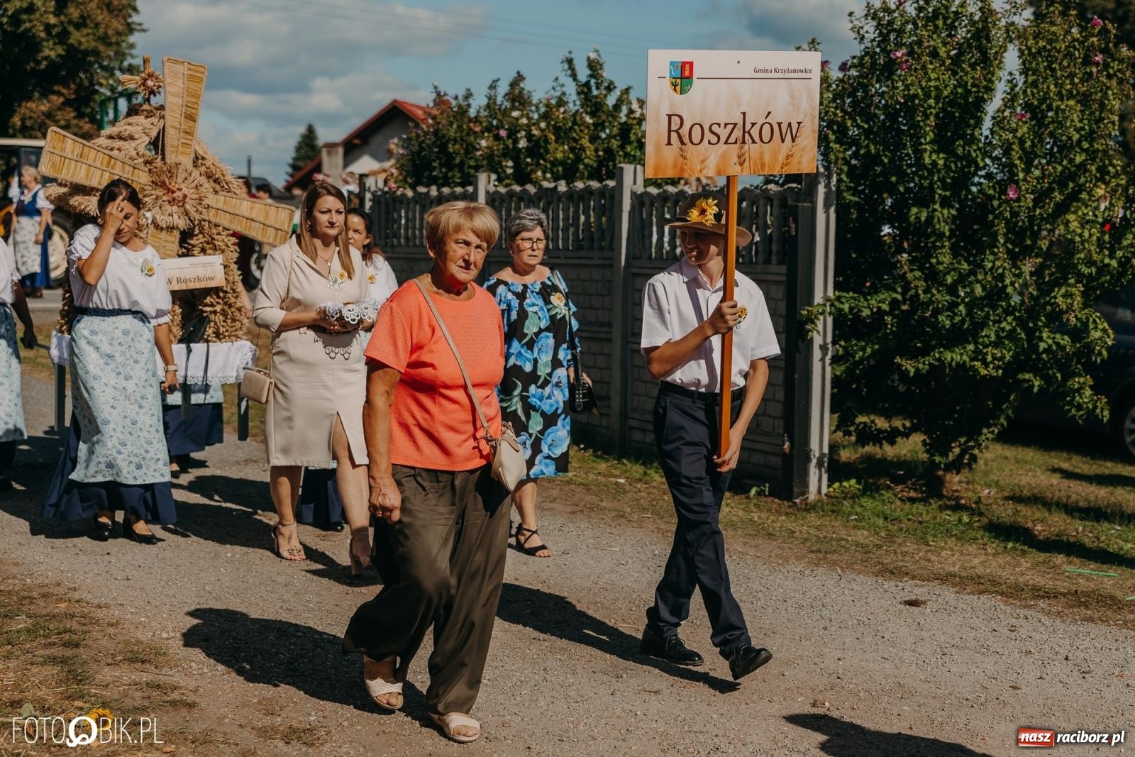 Zdjęcie w galerii na portalu naszraciborz.pl: Bieńkowice pokazały, że na śląskiej wsi potrafią się bawić. Korowód pełen humoru i nowoczesnych maszyn wiadomości z regionu