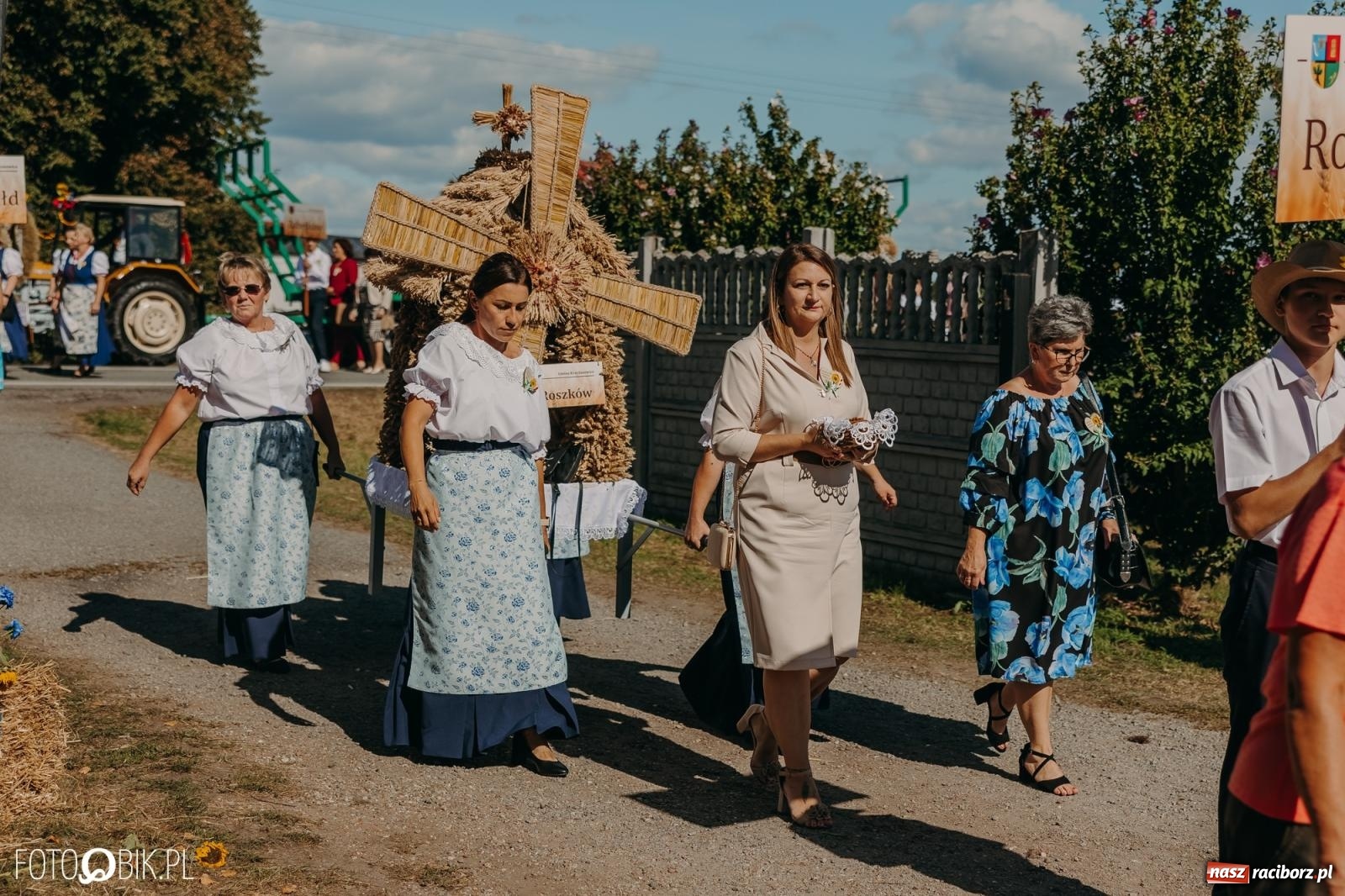 Zdjęcie w galerii na portalu naszraciborz.pl: Bieńkowice pokazały, że na śląskiej wsi potrafią się bawić. Korowód pełen humoru i nowoczesnych maszyn wiadomości z regionu