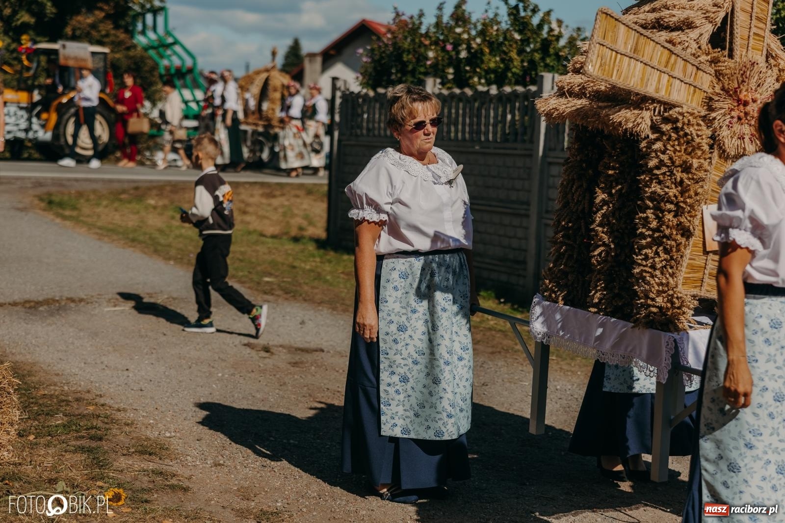 Zdjęcie w galerii na portalu naszraciborz.pl: Bieńkowice pokazały, że na śląskiej wsi potrafią się bawić. Korowód pełen humoru i nowoczesnych maszyn wiadomości z regionu