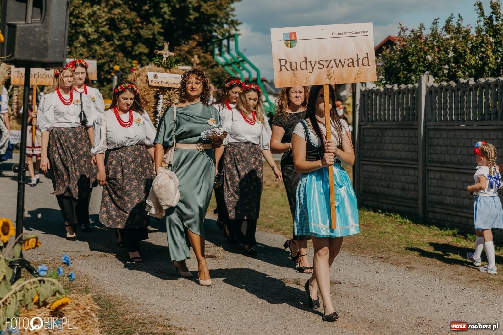 Zdjęcie w galerii na portalu naszraciborz.pl: Bieńkowice pokazały, że na śląskiej wsi potrafią się bawić. Korowód pełen humoru i nowoczesnych maszyn wiadomości z regionu