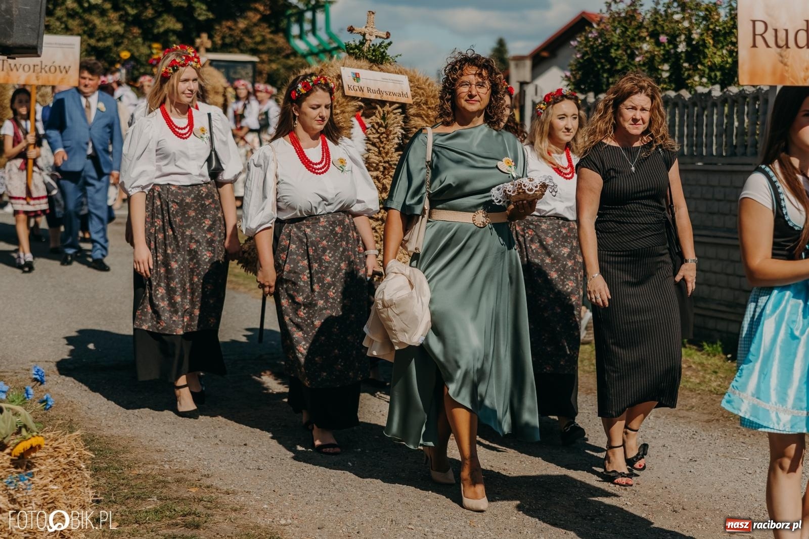 Zdjęcie w galerii na portalu naszraciborz.pl: Bieńkowice pokazały, że na śląskiej wsi potrafią się bawić. Korowód pełen humoru i nowoczesnych maszyn wiadomości z regionu