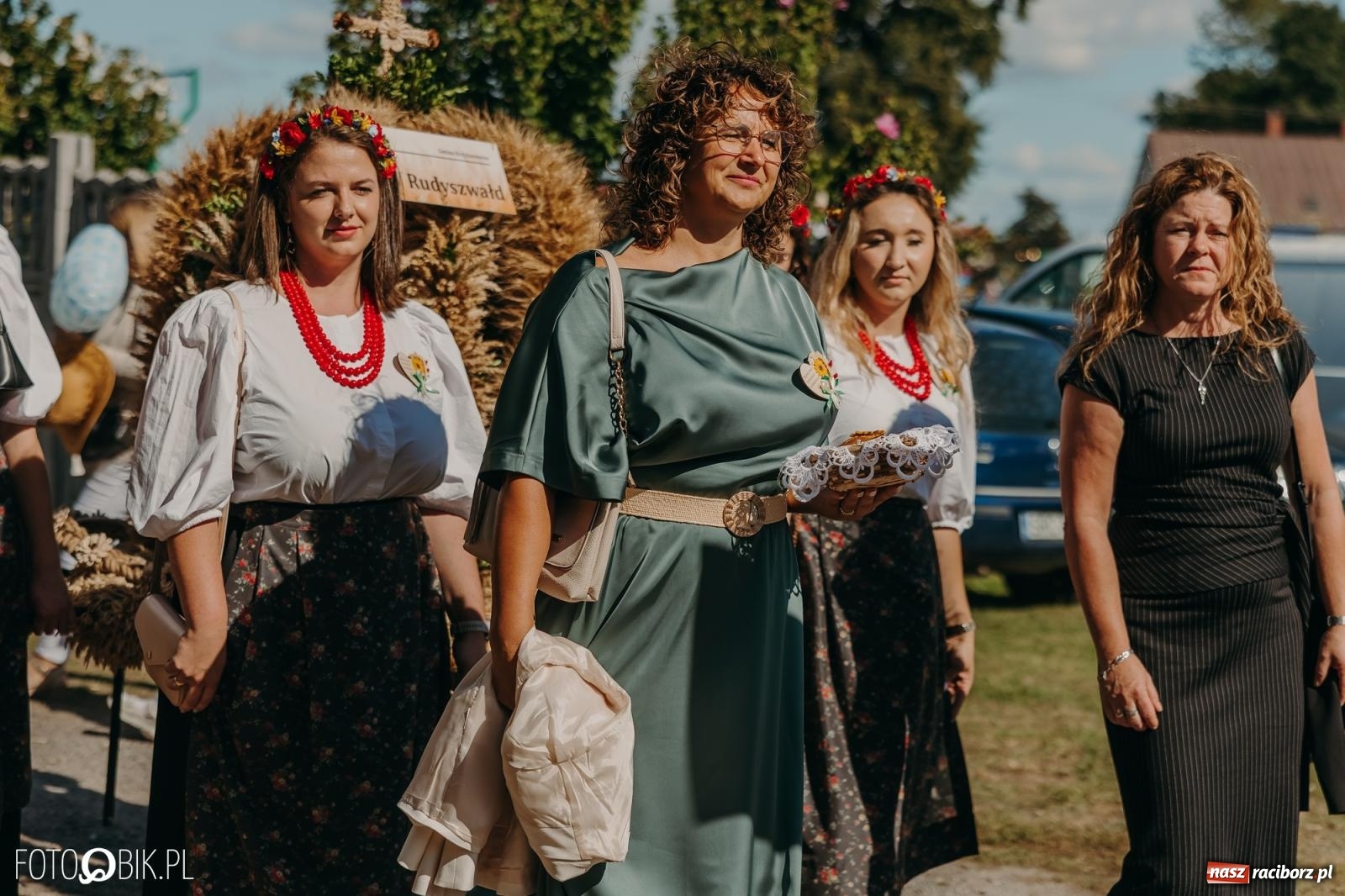 Zdjęcie w galerii na portalu naszraciborz.pl: Bieńkowice pokazały, że na śląskiej wsi potrafią się bawić. Korowód pełen humoru i nowoczesnych maszyn wiadomości z regionu