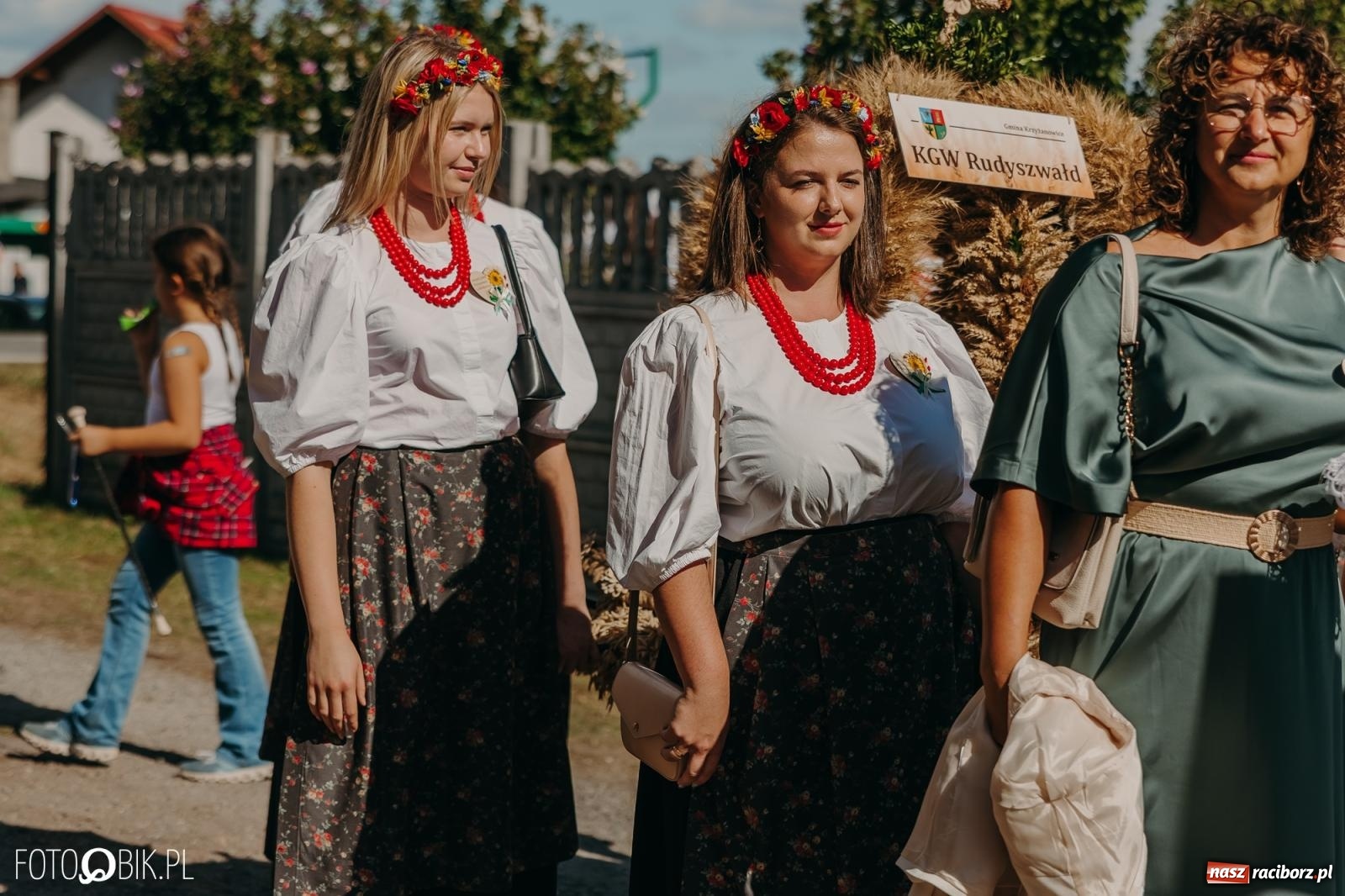 Zdjęcie w galerii na portalu naszraciborz.pl: Bieńkowice pokazały, że na śląskiej wsi potrafią się bawić. Korowód pełen humoru i nowoczesnych maszyn wiadomości z regionu