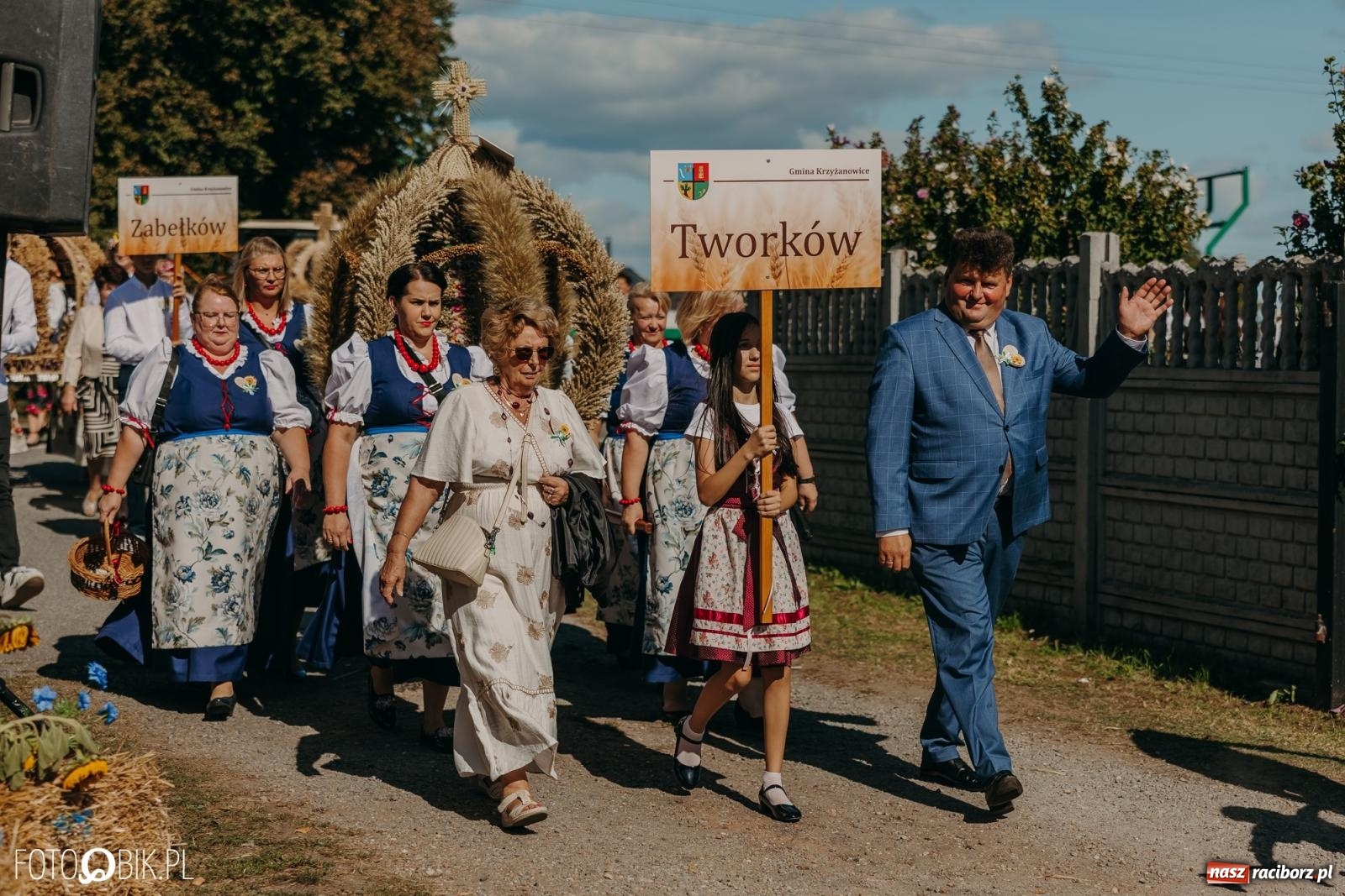 Zdjęcie w galerii na portalu naszraciborz.pl: Bieńkowice pokazały, że na śląskiej wsi potrafią się bawić. Korowód pełen humoru i nowoczesnych maszyn wiadomości z regionu