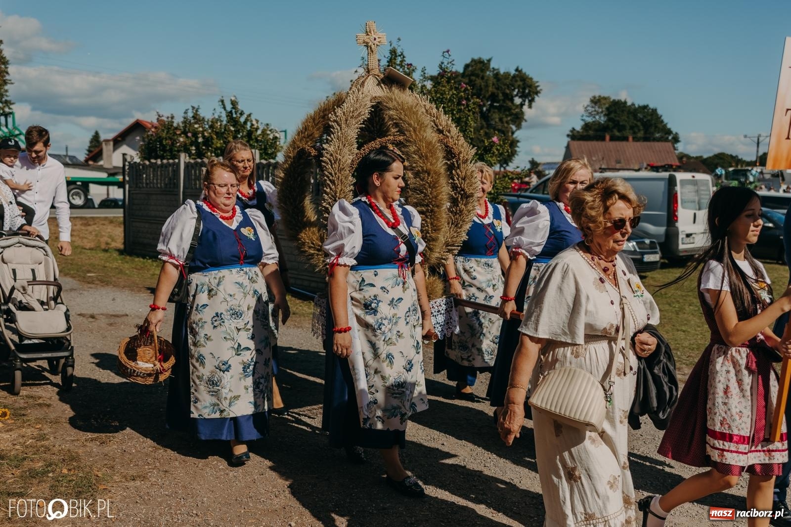 Zdjęcie w galerii na portalu naszraciborz.pl: Bieńkowice pokazały, że na śląskiej wsi potrafią się bawić. Korowód pełen humoru i nowoczesnych maszyn wiadomości z regionu