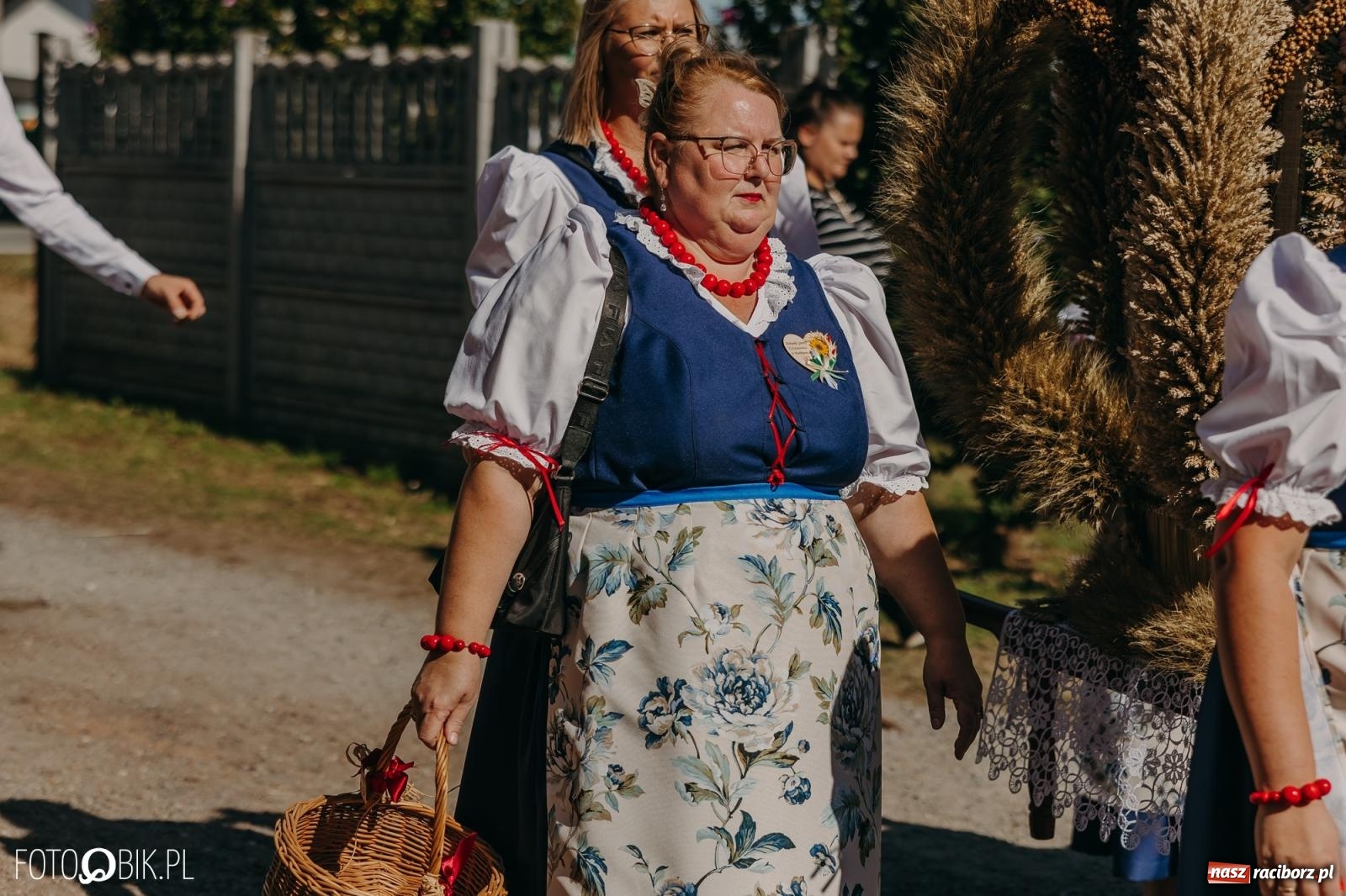 Zdjęcie w galerii na portalu naszraciborz.pl: Bieńkowice pokazały, że na śląskiej wsi potrafią się bawić. Korowód pełen humoru i nowoczesnych maszyn wiadomości z regionu
