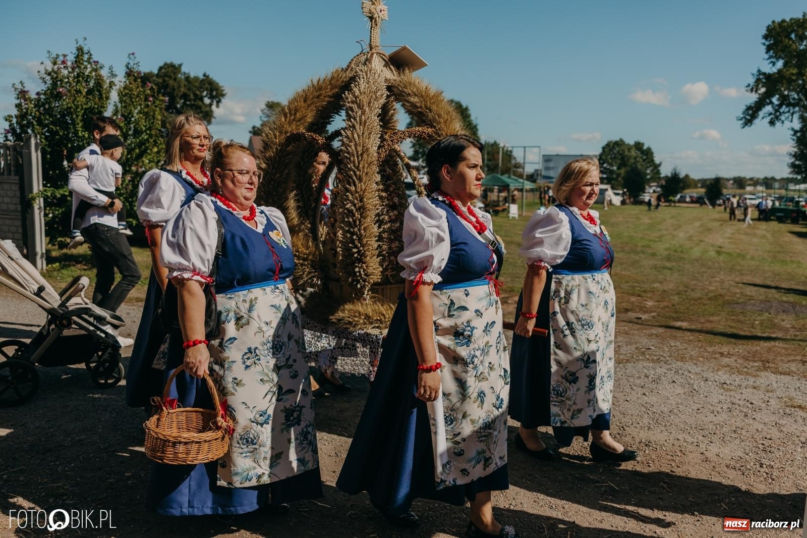Zdjęcie w galerii na portalu naszraciborz.pl: Bieńkowice pokazały, że na śląskiej wsi potrafią się bawić. Korowód pełen humoru i nowoczesnych maszyn wiadomości z regionu