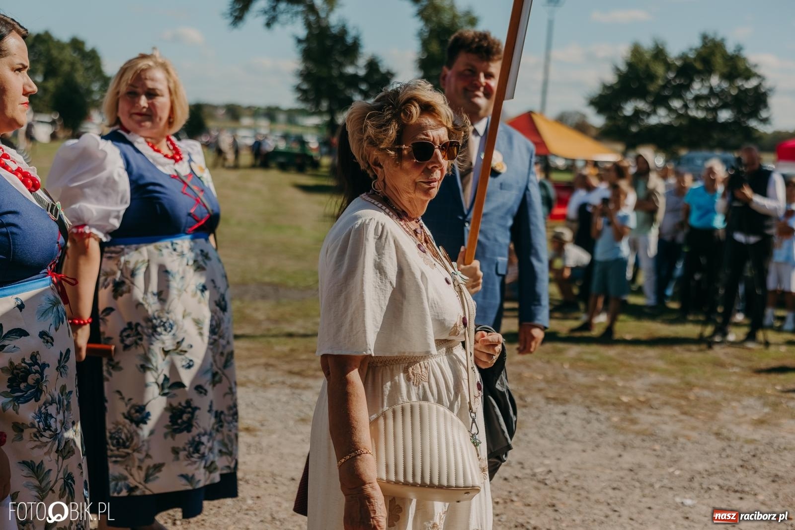 Zdjęcie w galerii na portalu naszraciborz.pl: Bieńkowice pokazały, że na śląskiej wsi potrafią się bawić. Korowód pełen humoru i nowoczesnych maszyn wiadomości z regionu