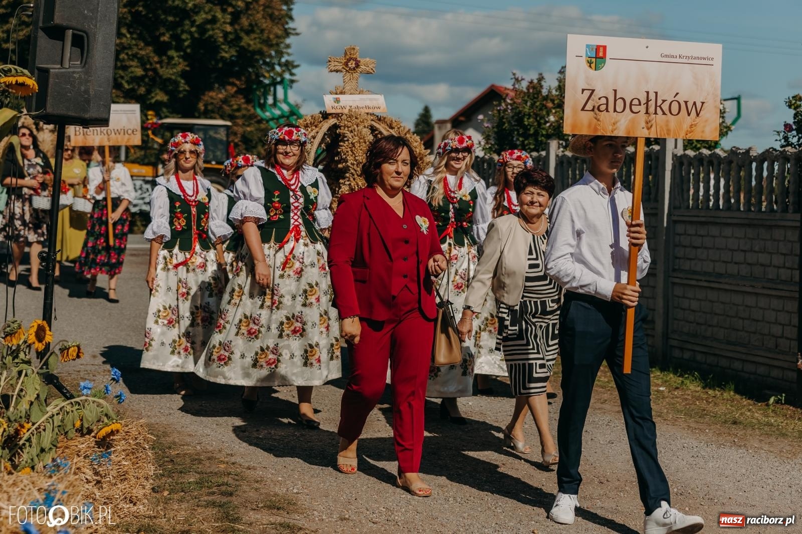 Zdjęcie w galerii na portalu naszraciborz.pl: Bieńkowice pokazały, że na śląskiej wsi potrafią się bawić. Korowód pełen humoru i nowoczesnych maszyn wiadomości z regionu