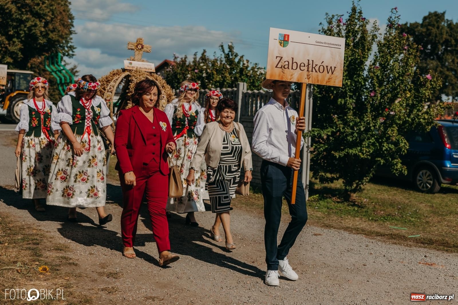 Zdjęcie w galerii na portalu naszraciborz.pl: Bieńkowice pokazały, że na śląskiej wsi potrafią się bawić. Korowód pełen humoru i nowoczesnych maszyn wiadomości z regionu